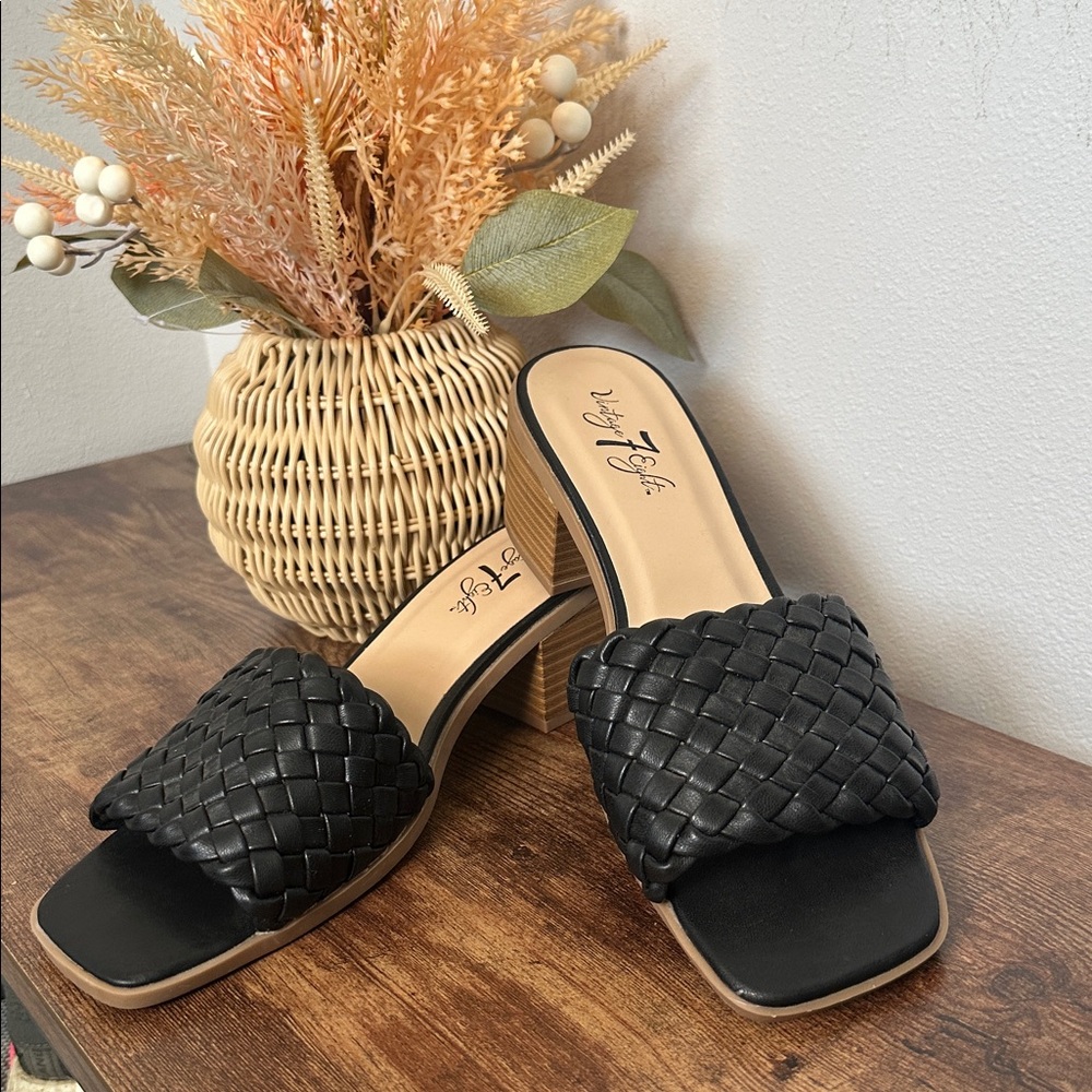 Vintage 7 Eight black sandals size 8.5 new